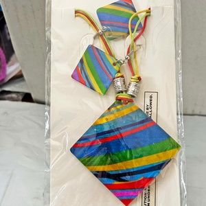 2 PCS SQUARE SHELL 20 INCH NECKLACE & MATCHING EARRINGS, STRIPES IN BLUE/RED/PIN